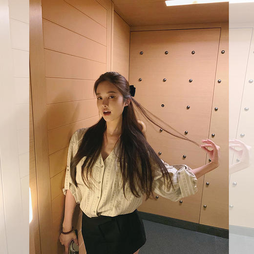 西遇V领宽松衬衫套装女秋季新款老钱风高腰短款裙裤两件套SS051318 商品图3