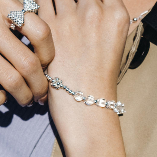 【夏季新款】alodia.co 品牌直发 月影凝霜雕刻珠白水晶手链 925银设计款天然水晶手串小众弹力绳 商品图3