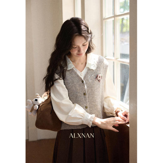 鹿向南「秋风香草」早秋长袖杏色V领衬衫新款休闲宽松显瘦开衫女 商品图2