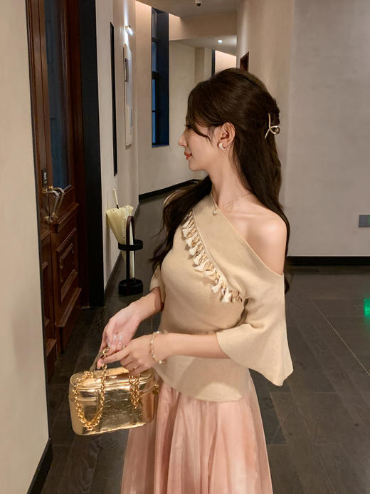 张心子【月光海滩】不规则斜领半袖针织衫女秋季新款气质显瘦上衣 U2508015 商品图7