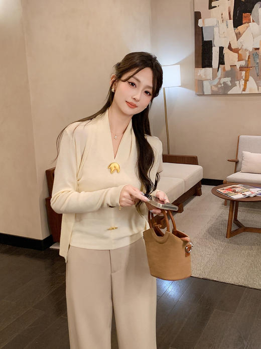 张心子【舒适软fufu】法式露肩挂脖领针织衫女秋季新款假两件设计 U2508007 商品图12