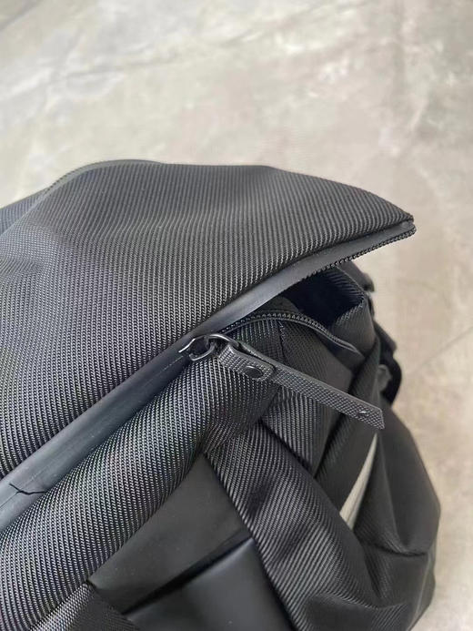 原单正品迪桑特日常训练健身包旅行斜挎包衣物包
也可以拎着 容量非常大 质感超级好
里面干湿分离 有独立的鞋仓 防水面料
背着很有面子那种 
尺寸50*25*27 商品图6