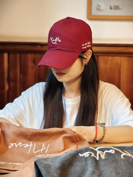 【现货 五色可选 】卡夫卡“慢活”系列棒球帽   藏蓝/灰/咖色/深红/米白帽围可调节 文创 穿搭 帽子 夏季 广西师范大学出版社 商品图0