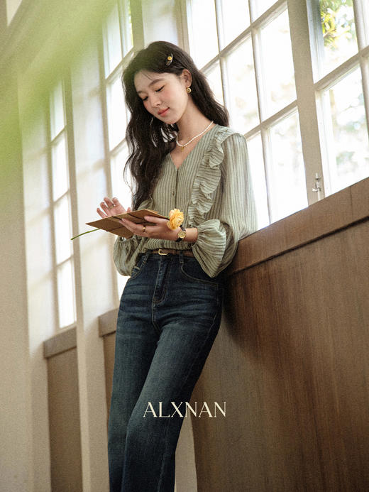 【6折秒杀】鹿向南「绿蔓绮想」法式独特条纹长袖衬衫女秋宽松设计感气质上衣L569159 商品图2