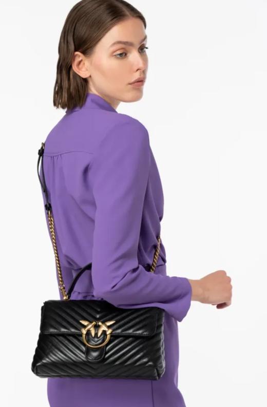 【新品现货超惠秒】Pinko Love Puff 女士绗缝V形图案真皮单肩包，黑金配色 商品图6