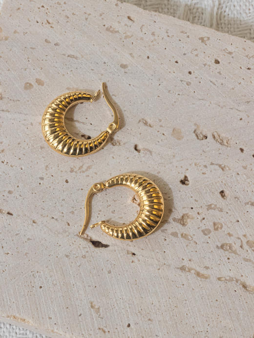 【任选3件599元】月牙弯耳饰 S925银耳环时尚ins风耳圈MEMORA诗普琳YEE01201（线上专供） 商品图2