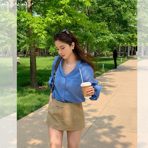 西遇V领宽松衬衫套装女秋季新款老钱风高腰短款裙裤两件套SS051318 商品图2