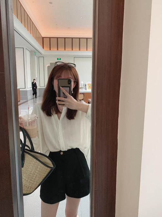 金蘑菇菇【夏日画廊 原创三醋酸系列】冷晶醋酸宽松v领长袖衬衫 商品图5