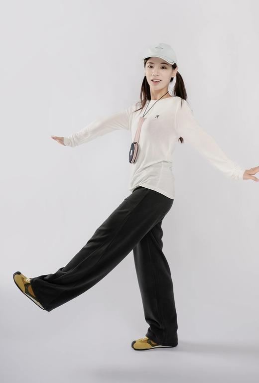 一店d 接下来𝐀𝐂𝐌𝐄𝐈𝐓𝐄𝐌爱棵米休闲长tee❗️户外山系新宠！！
蕞蕞舒服的天丝莱赛尔混纺面料 上身直接与肌肤融为一体 尤其搭配上合身裁剪后 更加自由无束缚 每一次动作都舒展畅快 商品图5