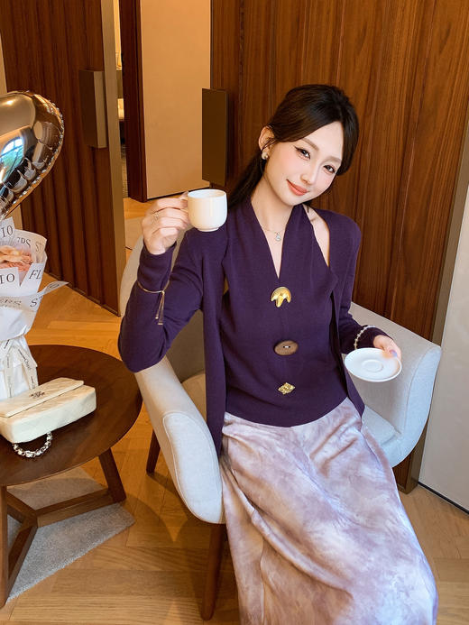 张心子【舒适软fufu】法式露肩挂脖领针织衫女秋季新款假两件设计 U2508007 商品图1