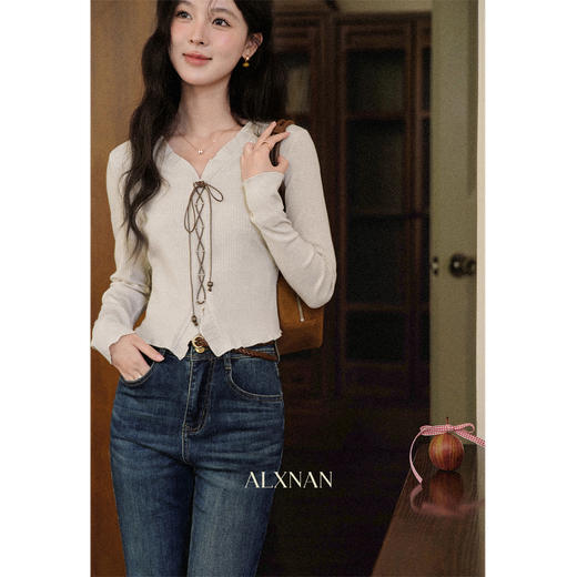 鹿向南「风吹麦浪」长袖浅杏色针织衫女秋季新款法式修身显瘦上衣 商品图0