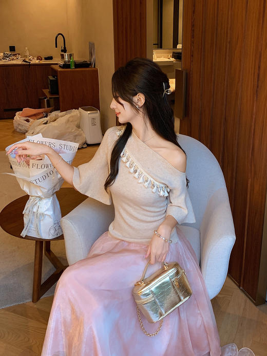 张心子【月光海滩】不规则斜领半袖针织衫女秋季新款气质显瘦上衣 U2508015 商品图2