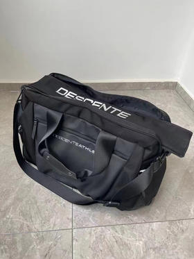 原单正品迪桑特日常训练健身包旅行斜挎包衣物包
也可以拎着 容量非常大 质感超级好
里面干湿分离 有独立的鞋仓 防水面料
背着很有面子那种 
尺寸50*25*27