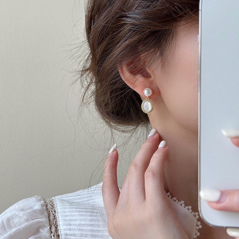 S925银针天然淡水珍珠耳环法式轻奢小众高级感椭圆白贝母珍珠耳坠