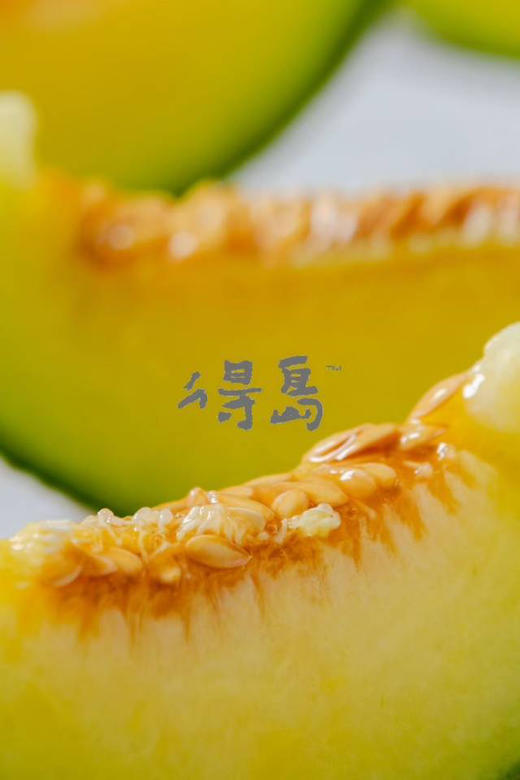 『得岛网纹蜜瓜🍈』，新一季蜜瓜甜蜜回归，玫珑蜜瓜的天花板，果肉如翡翠般晶莹剔透，香甜水润，细腻无渣！全部蜜蜂授粉，内蒙产区一藤一瓜种植，硬软两吃✅硬吃脆甜，软吃甜糯，果肉更甜！比吃冰淇淋还爽，两个 商品图0