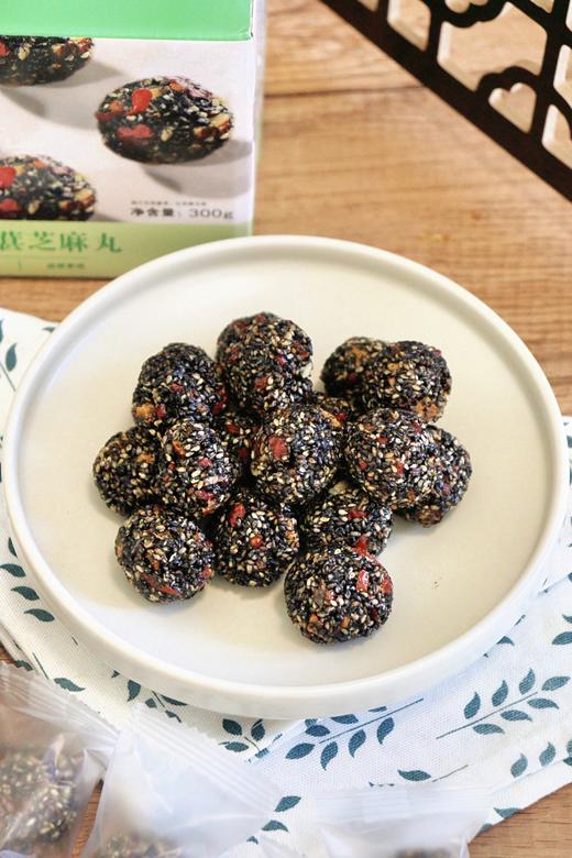 🌱 一颗朴素丸子😋藏着食养的大智慧❗️【天鲜萌·红枣枸杞桑葚芝麻丸】补肝肾、润肠燥、乌发养颜！ 配料只有👉熟黑芝麻、麦芽糖浆、红枣、枸杞、桑葚、食用植物油、核桃仁！ 商品图8