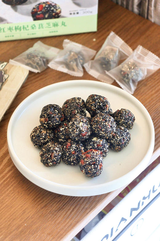 🌱 一颗朴素丸子😋藏着食养的大智慧❗️【天鲜萌·红枣枸杞桑葚芝麻丸】补肝肾、润肠燥、乌发养颜！ 配料只有👉熟黑芝麻、麦芽糖浆、红枣、枸杞、桑葚、食用植物油、核桃仁！ 商品图9