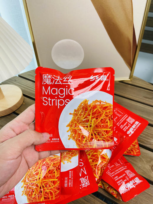 //【乡乡嘴魔法丝爆辣味】来了🥳💰9.9元十包 现在辣条🫰也开始卷➰了hhh 超辣✨魔法丝，辣到起飞 这次爆辣的辣丝🥰真的能让我吃过瘾 商品图3