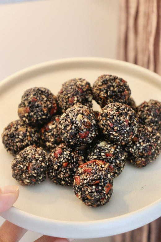 🌱 一颗朴素丸子😋藏着食养的大智慧❗️【天鲜萌·红枣枸杞桑葚芝麻丸】补肝肾、润肠燥、乌发养颜！ 配料只有👉熟黑芝麻、麦芽糖浆、红枣、枸杞、桑葚、食用植物油、核桃仁！ 商品图3