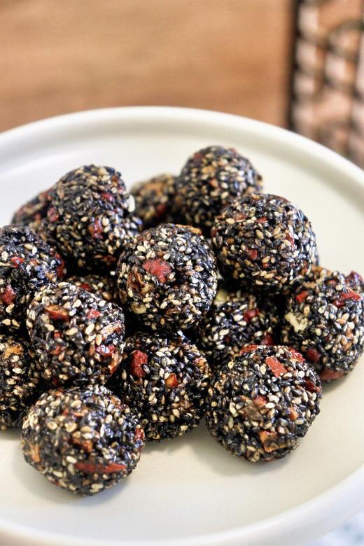 🌱 一颗朴素丸子😋藏着食养的大智慧❗️【天鲜萌·红枣枸杞桑葚芝麻丸】补肝肾、润肠燥、乌发养颜！ 配料只有👉熟黑芝麻、麦芽糖浆、红枣、枸杞、桑葚、食用植物油、核桃仁！ 商品图6