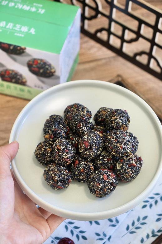 🌱 一颗朴素丸子😋藏着食养的大智慧❗️【天鲜萌·红枣枸杞桑葚芝麻丸】补肝肾、润肠燥、乌发养颜！ 配料只有👉熟黑芝麻、麦芽糖浆、红枣、枸杞、桑葚、食用植物油、核桃仁！ 商品图7