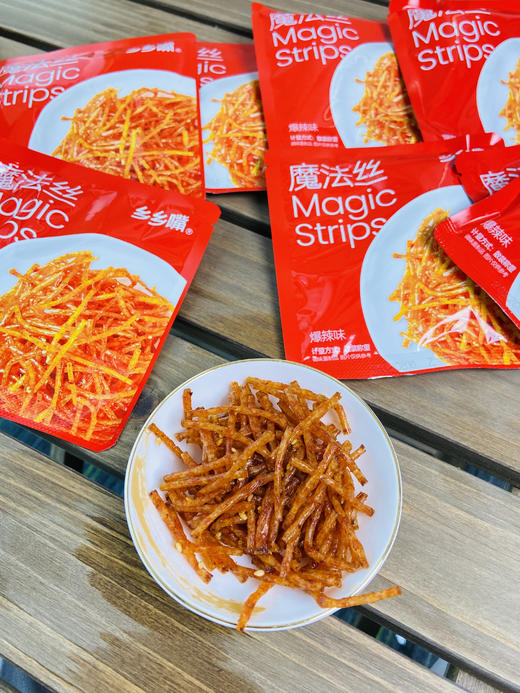 //【乡乡嘴魔法丝爆辣味】来了🥳💰9.9元十包 现在辣条🫰也开始卷➰了hhh 超辣✨魔法丝，辣到起飞 这次爆辣的辣丝🥰真的能让我吃过瘾 商品图2