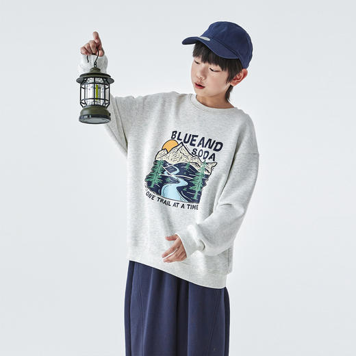 蓝汽水25年秋季新款亲子装中大男童纯色圆领卫衣美式山系印花上衣 商品图3