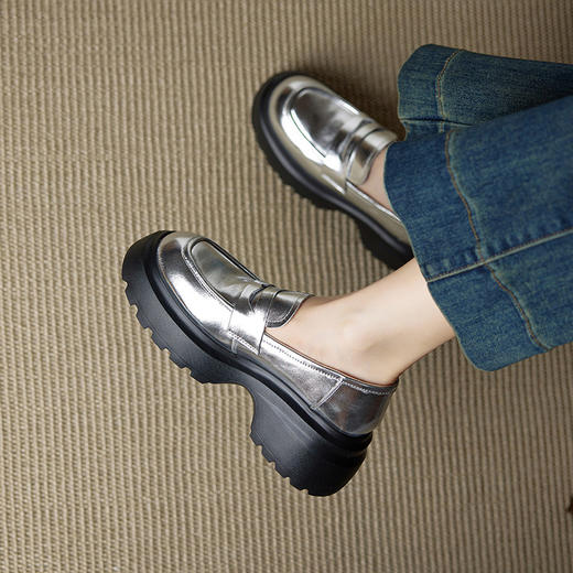 【预售5天】简约风圆头超轻厚底深口一脚蹬单鞋女新款秋季黑色银色小皮鞋YX&S008 商品图2