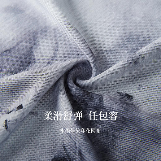 【08/12新品】熙世界水墨晕染印花荡领T恤女长袖2025早秋新款捏褶收腰绝美上衣 商品图3