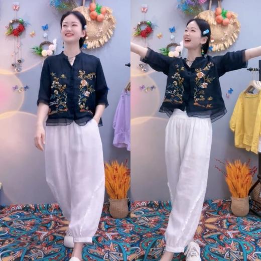 ZWD155476976 2025夏季新款绣花文艺复古包扣中式衬衣小衫加灯笼裤两件套装 商品图1
