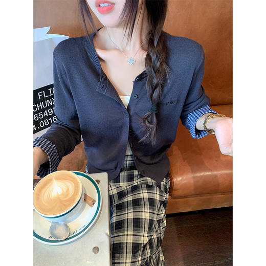 <曾小咸推荐>高级感蓝色格子拼接袖口针织开衫 商品图2