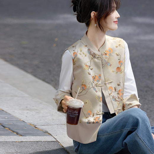 【08/12新品】熙世界新中式盘扣提花马甲女秋季2025年新款国风坎肩背心立领上衣 商品图3