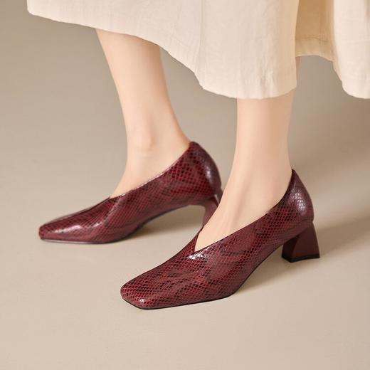 【预售5天】精致复古真皮方头中跟蛇纹牛皮浅口单鞋MBJR&6953 商品图4