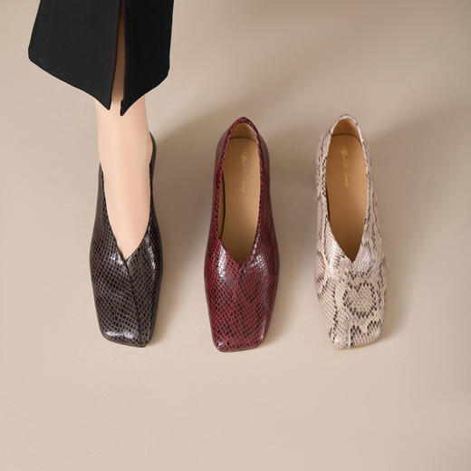 【预售5天】精致复古真皮方头中跟蛇纹牛皮浅口单鞋MBJR&6953 商品图0