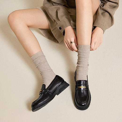 千百度漆皮厚底乐福鞋女通勤增高深口黑色小皮鞋单鞋A25463103 商品图4