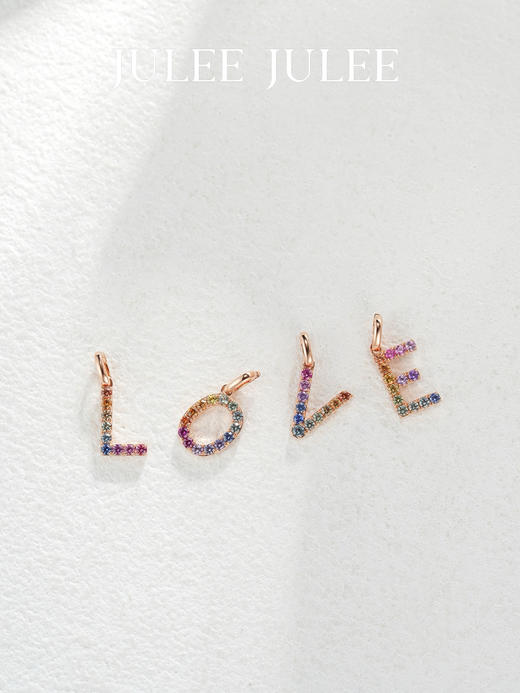 JULEE JULEE茱俪珠宝  18K玫瑰金彩虹蓝宝石字母吊坠 商品图0