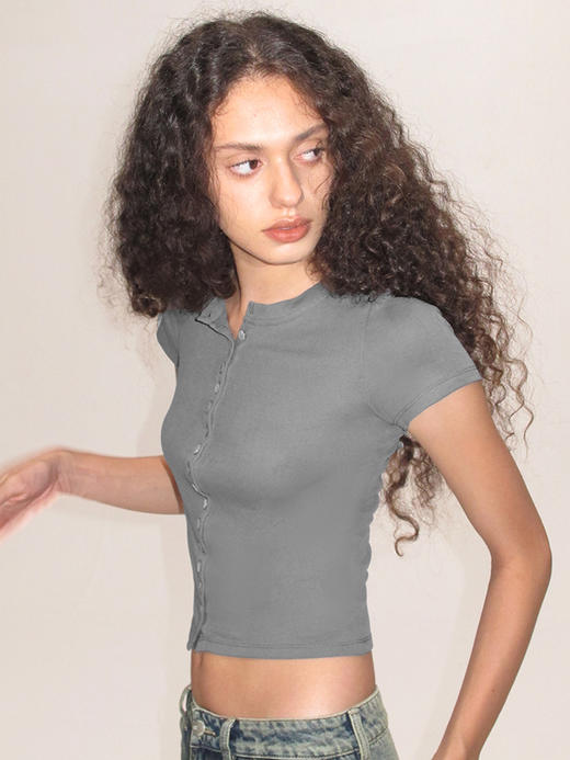 TR她热 贝壳胶片 灰色棉感弹力修身短款贝壳扣百搭基础T恤 商品图1