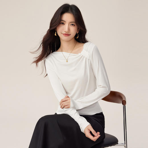 【周四狂欢价】熙世界独特别致斜肩天丝T恤女长袖2025早秋新款气质修身收腰上衣 商品图4