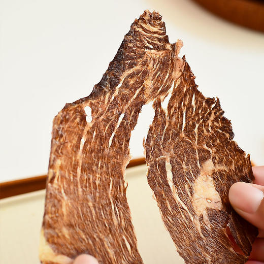 朴食有方 薄脆牛肉干 0防腐剂 0香辛料 更香更脆更健康 采用整片原切谷饲黄牛后腿肉 商品图4