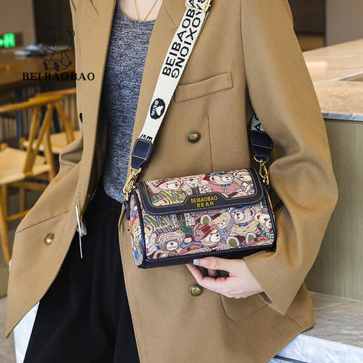 【小众设计×萌趣来袭】原创卡通小熊包潮包 时尚斜挎包 🔥时尚精灵的斜挎单品，潮人必备！🎒💖 商品图2