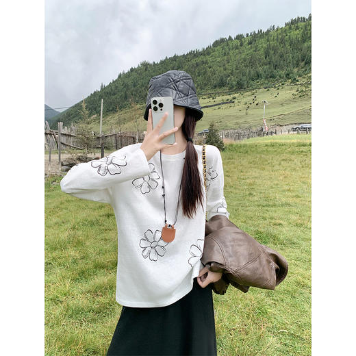 <曾小咸推荐>现货秒杀！微信超特价！韩系慵懒风花朵印花薄款长袖T恤 日常139.99 立减80 秒杀59.99！ 商品图0