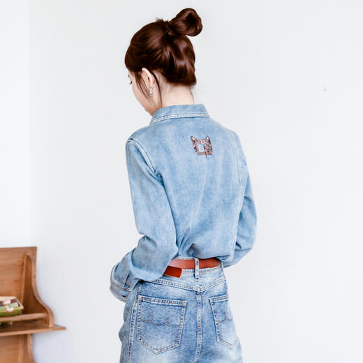 谜底牛仔衬衫长袖女2025秋季新款复古修身水洗牛仔衬衣257MC7738 商品图2