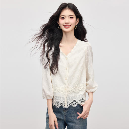 【08/12新品】熙世界法式浮雕绣花V领衬衫女2025年初秋新款正肩七分袖小衫上衣 商品图1