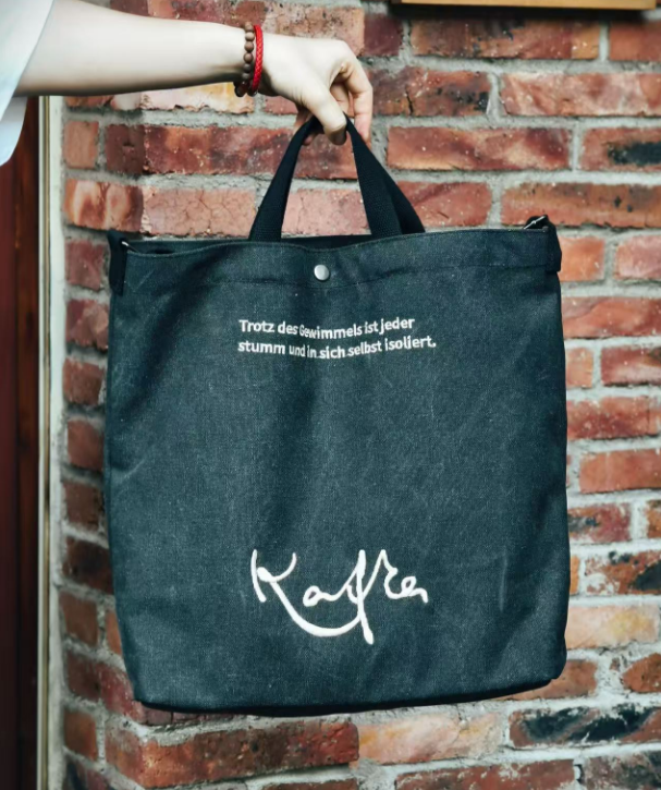 卡夫卡签名刺绣托特包