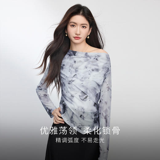 【08/12新品】熙世界水墨晕染印花荡领T恤女长袖2025早秋新款捏褶收腰绝美上衣 商品图1