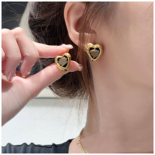 826-4 真香老渠道 黑色珐琅 爱心双C 黑金流动爱心耳钉 数量极少 商品图1