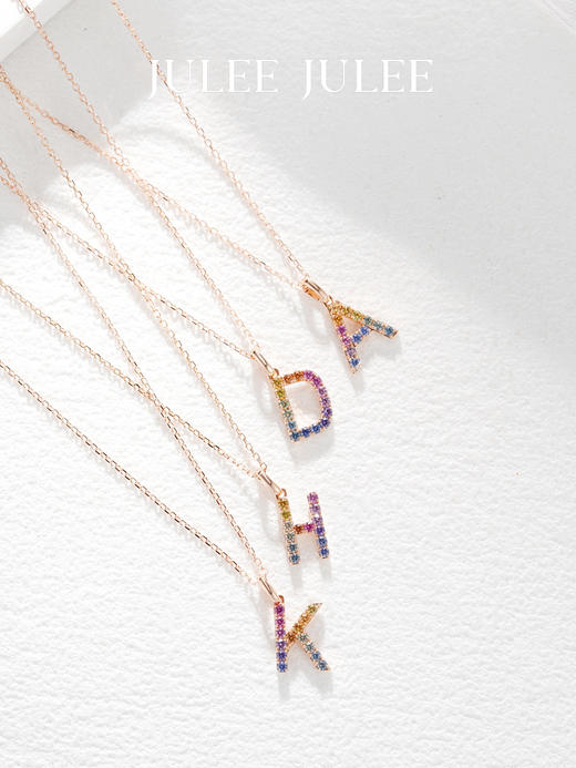 JULEE JULEE茱俪珠宝  18K玫瑰金彩虹蓝宝石字母吊坠 商品图11