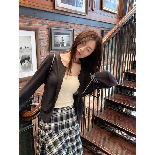 <曾小咸推荐>高级感蓝色格子拼接袖口针织开衫 商品图3