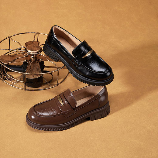 千百度漆皮厚底乐福鞋女通勤增高深口黑色小皮鞋单鞋A25463103 商品图1