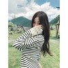 <曾小咸推荐>宽松休闲条纹袖口镂空长袖T恤 商品缩略图0